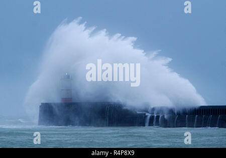 Newhaven, East Sussex, UK. 28. November 2018. Sturm Diana, starke Winde und Wellen zu Newhaven in East Sussex. Credit: Peter Cripps/Alamy leben Nachrichten Stockfoto