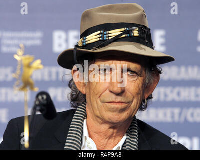 Eine Datei Bild am 7. Februar 2008 zeigt, Rolling Stones Gitarrist Keith Richards in Berlin, Deutschland. Richards gewann den Titel des "Autor des Jahres" an der "GQ Männer des Jahres Awards" Zeremonie am Londoner Royal Opera House am 6. September 2011. Richards hatte seine Autobiographie "Leben", dass die Gespräche über Rock und Roll lifestyle, Drogen und Musik veröffentlicht. Foto: Tim Brakemeier | Verwendung weltweit Stockfoto