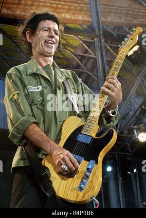 (Dpa) - Keith Richards, Gitarrist der legendären Britischen band Rolling Stones führt in Oberhausen, Deutschland, 13. Juni 2003. Rund 60.000 Steine Fans kamen auf das Open Air Konzert. Winde Die "Licks World Tour' bis am 14. September in London. | Verwendung weltweit Stockfoto