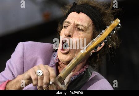 Berlin, Deutschland. 15. Juni 2003. (Dpa) - Keith Richards, Gitarrist der legendären Rockband Rolling Stones, führt im Olympiastadion in Berlin, Deutschland, 15. Juni 2003. Rund 50.000 Steine Fans besucht und genossen das Konzert mit Hits wie "Brown Sugar", "Jumpin' Jack Flash' und 'Street Fighting Man'. Winde Die "Licks World Tour' bis am 14. September in London. | Verwendung der weltweiten Kredit: dpa/Alamy leben Nachrichten Stockfoto