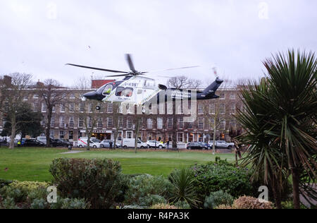 Worthing in Sussex, UK. 28. November 2018 - Die Kent, Surrey and Sussex Air Ambulance zieht aus Littlehampton Gärten in Worthing nach der Reaktion auf einen Bericht von einem Mann, der von einem Parkplatz in Worthing gefallen. Die Polizei wurde alarmiert am Guildbourne Center Parkplatz durch South East Coast Krankenwagen ca. 2.08 Uhr am Mittwoch (28. November). Foto: Simon Dack/Alamy leben Nachrichten Stockfoto