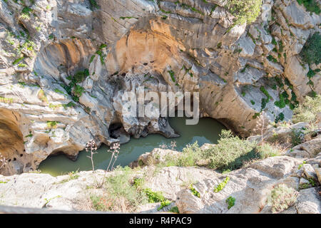 Felsformationen in den Fluss (Caminito del Rey, MÃ¡laga) Stockfoto