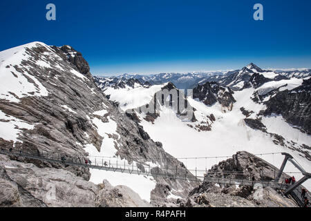 Titlis cliff Spaziergang mit Blick auf die Schweizer Alpen, Schweiz, Europa. Stockfoto