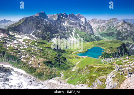 Anzeigen von Truebsee und Schweizer Alpen vom Berg Titlis. Truebsee ist ein Alpensee im Kanton Nidwalden, Schweiz, Europa. Stockfoto
