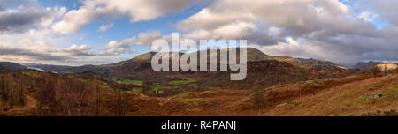 Panoramablick auf die coniston Fells als von den Hängen des schwarzen Felsen in der Nähe von Tarn Hows gesehen Stockfoto