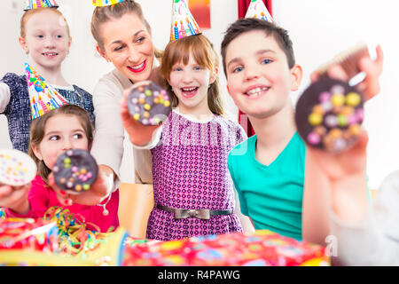 Kinder zeigen muffin Kuchen zum Geburtstag Stockfoto