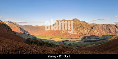 Panorama der Mickleden und Great Langdale mit den Langdale Pikes, Bug fiel und Esk Pike als von der Seite der Pike O'Blisco gesehen Stockfoto