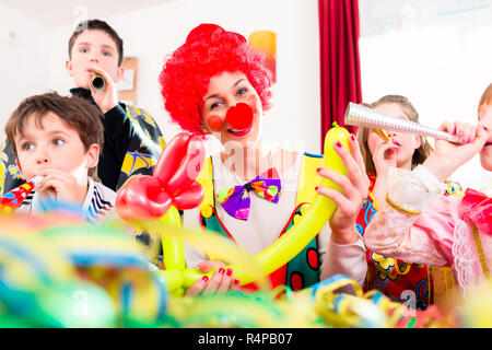 Kindergeburtstag mit clown und viel Lärm Stockfoto