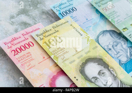 Venezuela Bolivar Banknoten auf Faux Stein b/gd - für Hyperinflation in der venezolanischen Wirtschaft, wo Banknoten nahezu wertlos sind. Siehe ADDIT. Hinweise Stockfoto