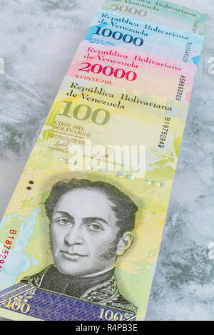 Venezuela Bolivar Banknoten auf Faux Stein b/gd - für Hyperinflation in der venezolanischen Wirtschaft, wo Banknoten nahezu wertlos sind. Siehe ADDIT. Hinweise Stockfoto