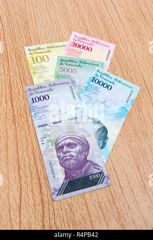 Venezuela Bolivar Banknoten auf Faux Holz b/gd - für Hyperinflation in der venezolanischen Wirtschaft, wo Banknoten nahezu wertlos sind. Siehe ADDIT. Hinweise Stockfoto