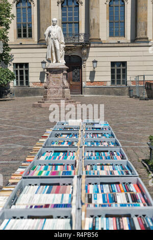 Gebrauchte Bücher zum Verkauf eines Flohmarkt vor der Humboldt Universität in Berlin. Deutschland. Stockfoto