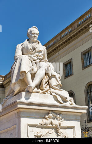 Alexander von Humboldt statue closeup am sonnigen Tag vor der Humboldt Universität zu Berlin, Deutschland. Stockfoto