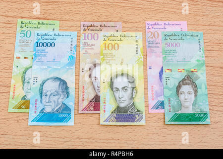 Venezuela Bolivar Banknoten auf Faux Holz b/gd - für Hyperinflation in der venezolanischen Wirtschaft, wo Banknoten nahezu wertlos sind. Siehe ADDIT. Hinweise Stockfoto