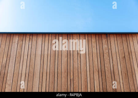 Moderne Holz Holz verkleideten Gebäude mit einem Blick nach oben zu einem klaren blauen Himmel Stockfoto