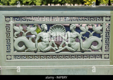 Gusseisen Gitterwerk mit mythischen Figuren des Palace Bridge closeup in Berlin, Deutschland. Stockfoto