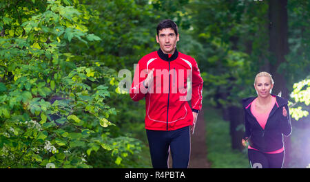 Paar beim Joggen im Wald Stockfoto