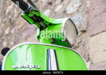 Italien - August 14, 2018: Vintage green Vespa parken am stonebrick Wand. Das legendäre italienische Design Roller. Stockfoto