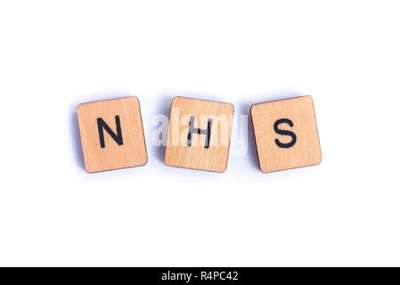 LONDON, Großbritannien - 7. Juli 2018: Die Abkürzung NHS - National Health Service - dinkel mit hölzernen schreiben Scrabble Fliesen, am 7. Juli 2018. Stockfoto