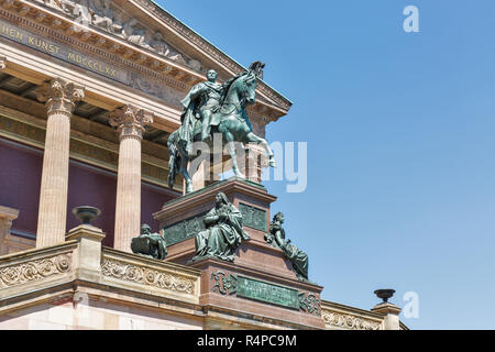 Reiterstandbild König Friedrich Wilhelm vor der Alten Nationalgalerie in Berlin, Deutschland. Stockfoto