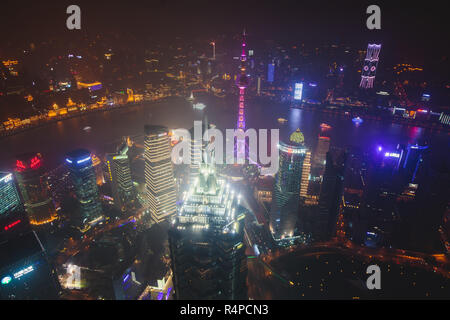 Schöne super-Weitwinkel nacht Luftbild von Shanghai, China mit Stadtteil Pudong, Fernsehturm, der Bund und die Landschaft ausserhalb der Stadt, der nicht an das OB gesehen Stockfoto