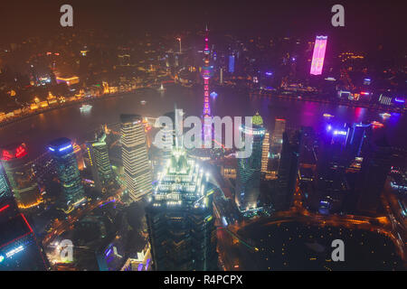 Schöne super-Weitwinkel nacht Luftbild von Shanghai, China mit Stadtteil Pudong, Fernsehturm, der Bund und die Landschaft ausserhalb der Stadt, der nicht an das OB gesehen Stockfoto