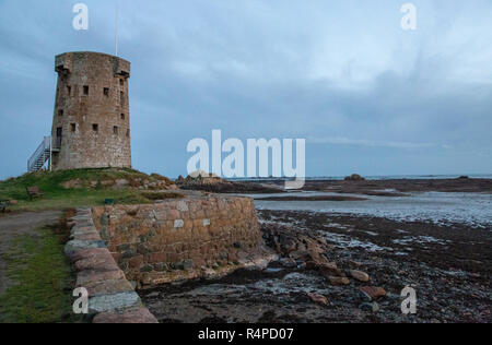 Le Hoq, Vogtei Jersey, Channel Islands, Großbritannien. Die Le Hoq Turm wurde in den 1780er Jahren nach dem französischen Angriff auf die Insel und die Schlacht von Jersey gebaut. Stockfoto