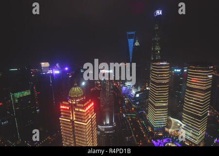 Schöne super-Weitwinkel nacht Luftbild von Shanghai, China mit Stadtteil Pudong, Fernsehturm, der Bund und die Landschaft ausserhalb der Stadt, der nicht an das OB gesehen Stockfoto