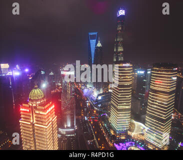 Schöne super-Weitwinkel nacht Luftbild von Shanghai, China mit Stadtteil Pudong, Fernsehturm, der Bund und die Landschaft ausserhalb der Stadt, der nicht an das OB gesehen Stockfoto