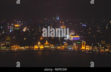 Schöne super-Weitwinkel nacht Luftbild von Shanghai, China mit Waitan, der Bund und die Landschaft ausserhalb der Stadt, von der Aussichtsplattform des O gesehen Stockfoto