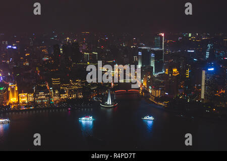 Schöne super-Weitwinkel nacht Luftbild von Shanghai, China mit Waitan, der Bund und die Landschaft ausserhalb der Stadt, von der Aussichtsplattform des O gesehen Stockfoto