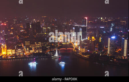 Schöne super-Weitwinkel nacht Luftbild von Shanghai, China mit Waitan, der Bund und die Landschaft ausserhalb der Stadt, von der Aussichtsplattform des O gesehen Stockfoto