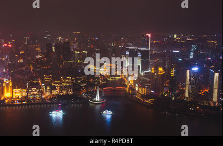 Schöne super-Weitwinkel nacht Luftbild von Shanghai, China mit Waitan, der Bund und die Landschaft ausserhalb der Stadt, von der Aussichtsplattform des O gesehen Stockfoto