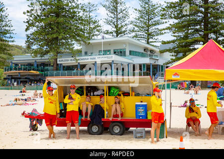 Surf rescue Rettungsschwimmer auf Burleigh Heads Strand, diese Freiwillige helfen Menschen in Not im Ozean, Gold Coast, Queensland, Australien Stockfoto