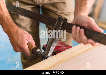 Schreiner arbeiten mit Schraubklemme Stockfoto