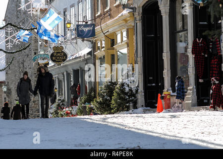 Altstadt von Quebec in Kanada, bedeckt mit Schnee für die Feiertage dekoriert Stockfoto