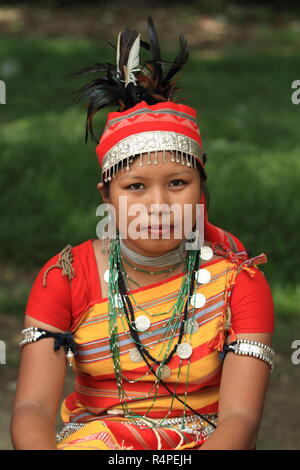 Ein tribal Mädchen trägt Tracht und Raffungen an den Zentralen Shaheed Minar in Dhaka auf den Internationalen Tag der indigenen P der Welt Kennzeichnung Stockfoto