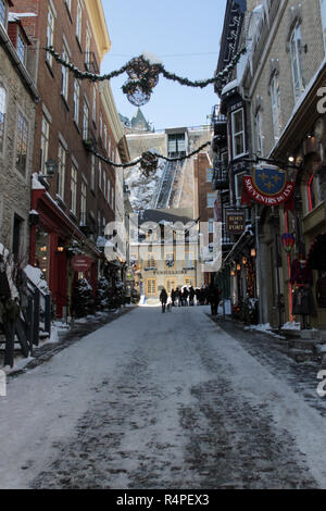 Altstadt von Quebec in Kanada, bedeckt mit Schnee für die Feiertage dekoriert Stockfoto