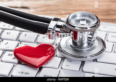 Stethoskop und Herzform auf der Tastatur Stockfoto