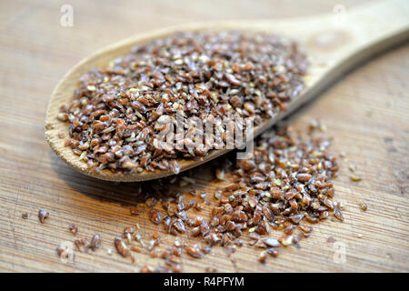 Leinsamen auf einem Löffel Stockfoto