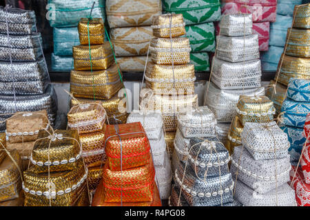 Traditionelle balinesische handgefertigt mit Körben keben mit Muscheln verziert. Bali, Indonesien. Stockfoto