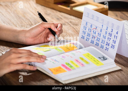 Unternehmer Schreiben Zeitplan im Tagebuch Stockfoto