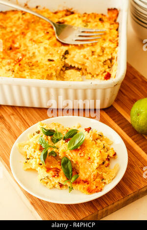 Fügen Sie Farfalle Pudding Kürbis Püree auf Holzbrett Stockfoto