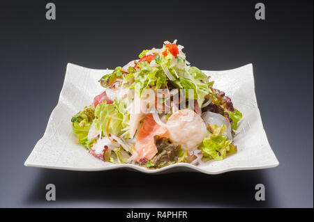 Spezielle Salat mit Kopfsalat Lachs, Kräuter, Zwiebeln und Tomaten Stockfoto