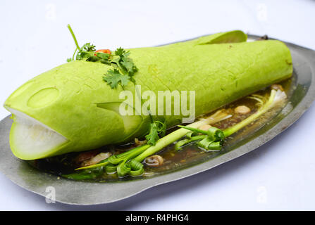 Snakehead Fisch gedünstet Kürbis mit Zwiebeln und Kräutern auf weißem Hintergrund Stockfoto