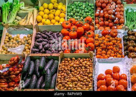 Berühmte La Boqueria Markt mit Gemüse und Früchte in Barcelona, u200bu 200 bspain Stockfoto