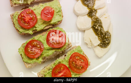 Sandwiches mit Guacamole und Tomate Mozzarella Stockfoto