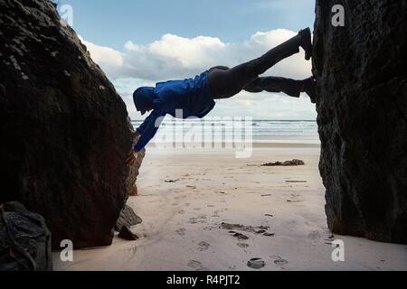 Klettern auf Felsen Stockfoto