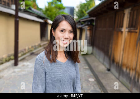 Junge Frau Besuch in Kanazawa City Stockfoto