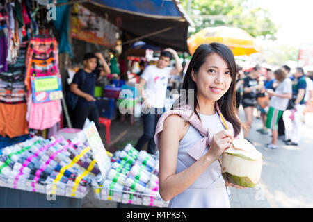 Frau mit Kokosnuss Drink in Street Market Stockfoto